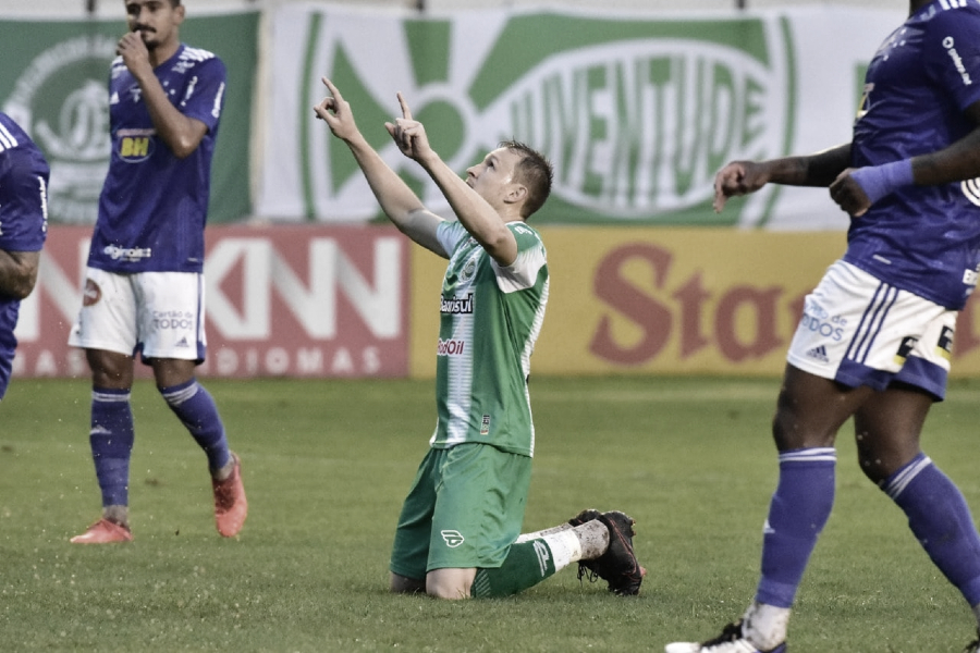 Juventude vence Cruzeiro em campo pesado e volta para o G-4 Juventude vence Cruzeiro em campo pesado e volta para o G-4