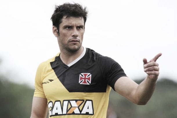 Volante Fabrício comemora parada para a Copa do Mundo Volante Fabrício comemora parada para a Copa do Mundo