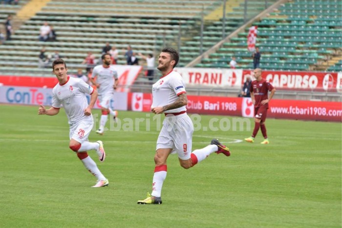 Serie B, il Bari si rilancia e mette nei guai il Trapani: 3-0 al San Nicola