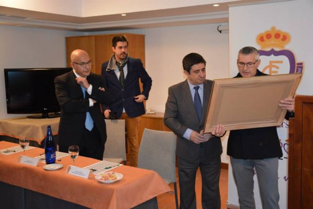 El Real Jaén entrega la Insignia de Oro a Francisco Reyes