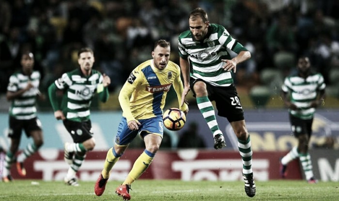 Sporting vence para seguir la estela de Benfica y Porto