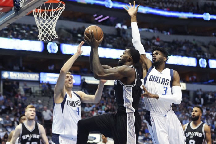 NBA - Gli Spurs si aggiudicano il derby texano contro i Mavericks; Detroit batte Houston in trasferta