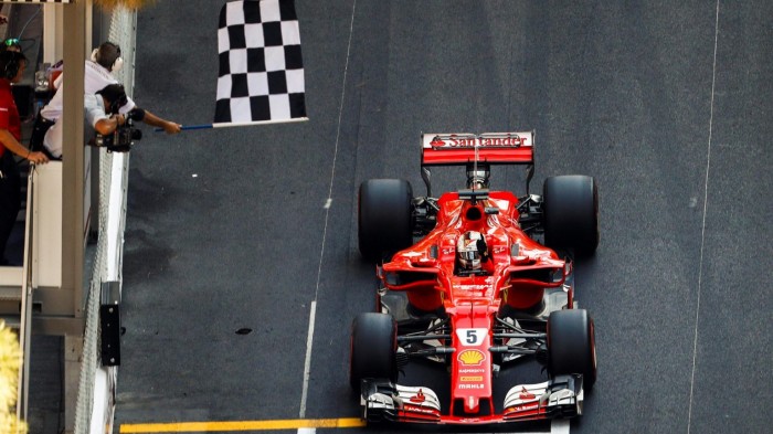 Sebastien Vettel supera Kimi Raikkonen nos boxes e vence o GP de Mônaco
