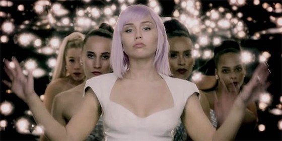 'Black Mirror': Miley Cyrus se convierte en Ashley O para su nuevo videoclip