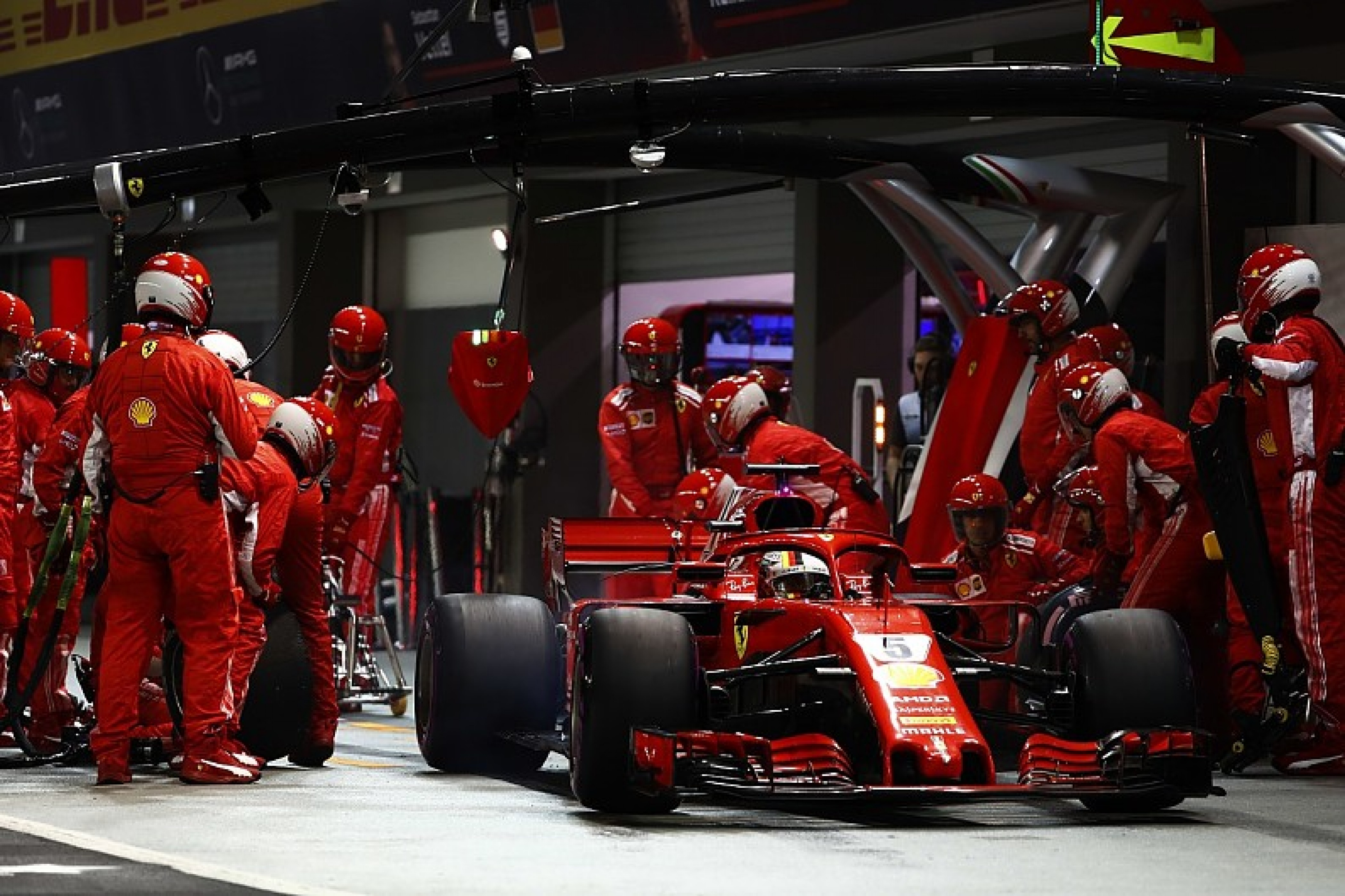 Sebastian Vettel Membela Strategi Ferrai di F1 Singapura