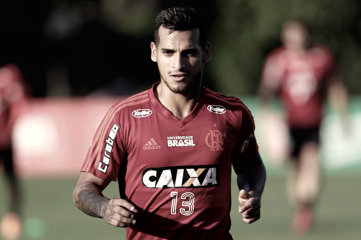 Em entrevista a jornal peruano, técnico do Bordeaux confirma interesse em Trauco, do Flamengo