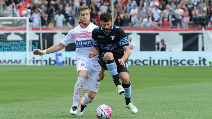 La Lazio vince 3-1 ed inguaia il Carpi. Mbakogu eroe negativo con due rigori sbagliati La Lazio vince 3-1 ed inguaia il Carpi. Mbakogu eroe negativo con due rigori sbagliati