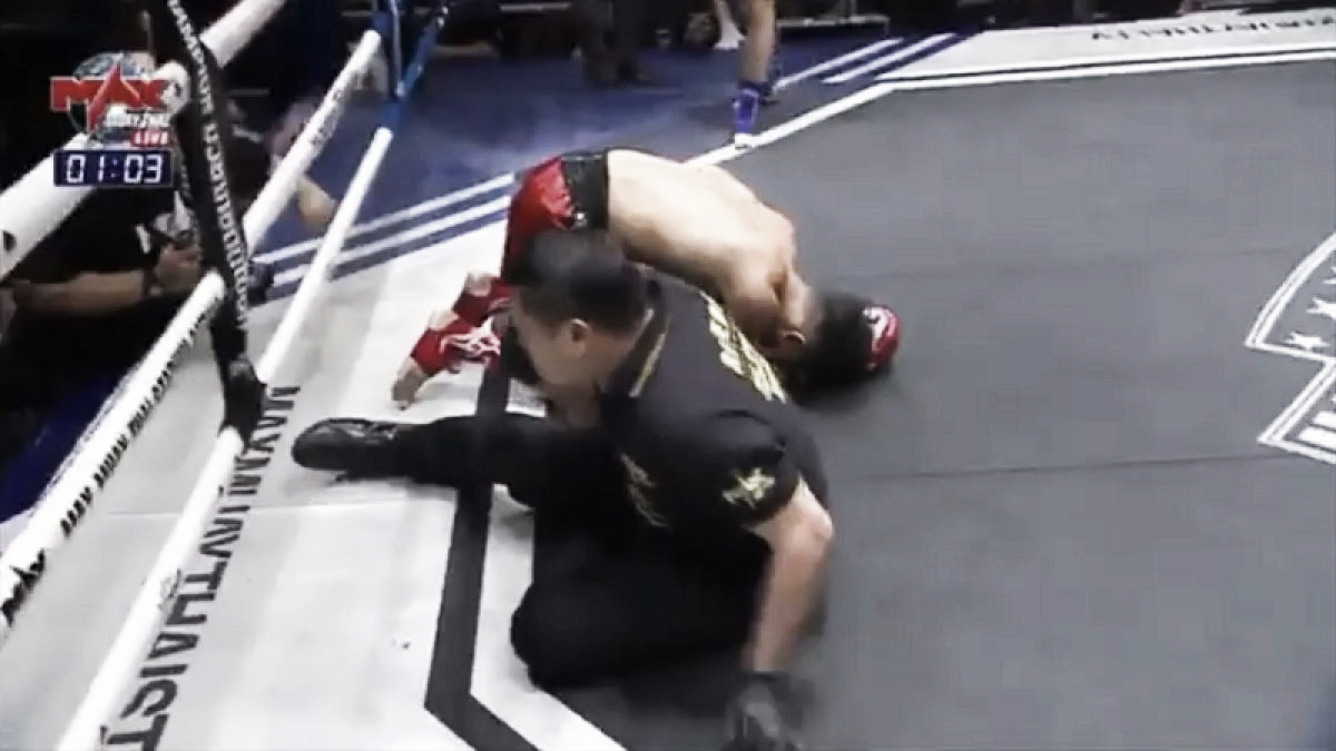 Luchador de Muay Thai derriba a oponente y arbitro Luchador de Muay Thai derriba a oponente y arbitro