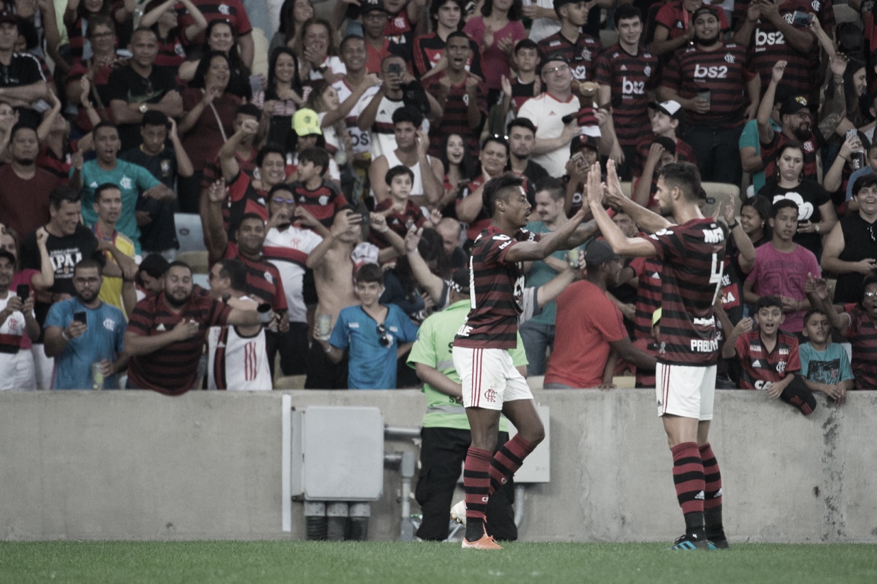 Em tarde de golaços e polêmicas, Flamengo vira sobre Botafogo e segue na cola dos líderes