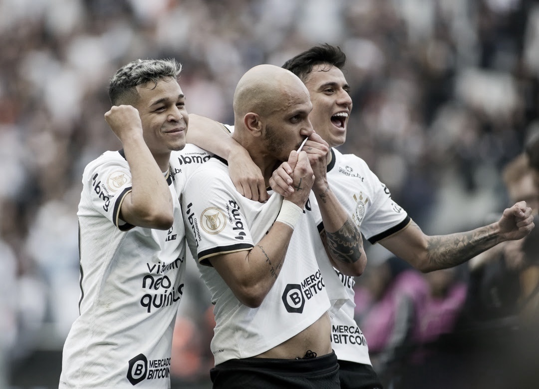Corinthians vence Goiás e empata na liderança do Brasileirão
