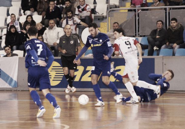 Azkar Lugo y Santiago Futsal empatan en un derbi con 5 expulsiones