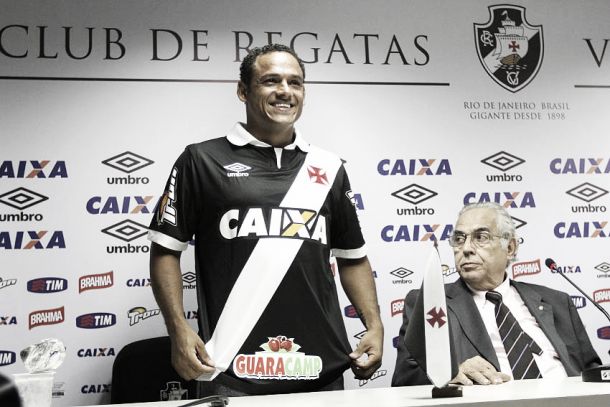 Eurico Miranda apresenta meia Marcinho e confirma chegada do paraguaio Julio dos Santos