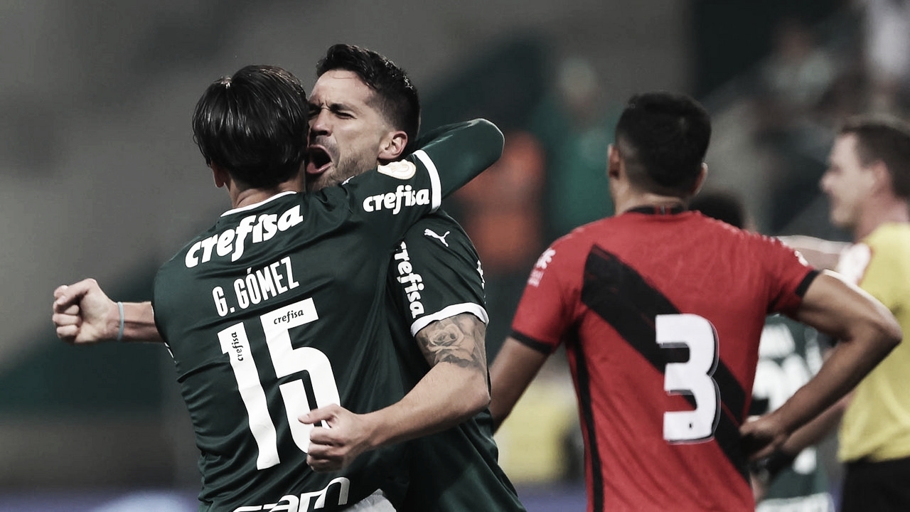 Com quatro gols em sete minutos, Palmeiras vira contra Atlético-GO e decola na liderança