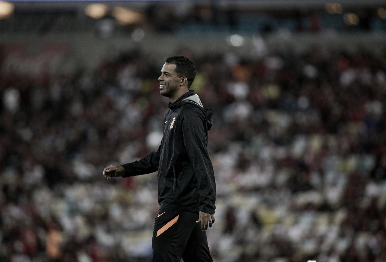 Corinthians surpreende e anuncia Fernando Lázaro como novo técnico