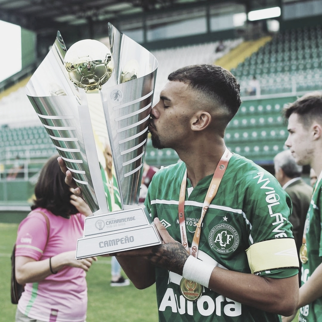 Campeão estadual pelo Sub-20, Bruno Vinicius é promovido ao profissional da Chape: "Fruto de muito trabalho"