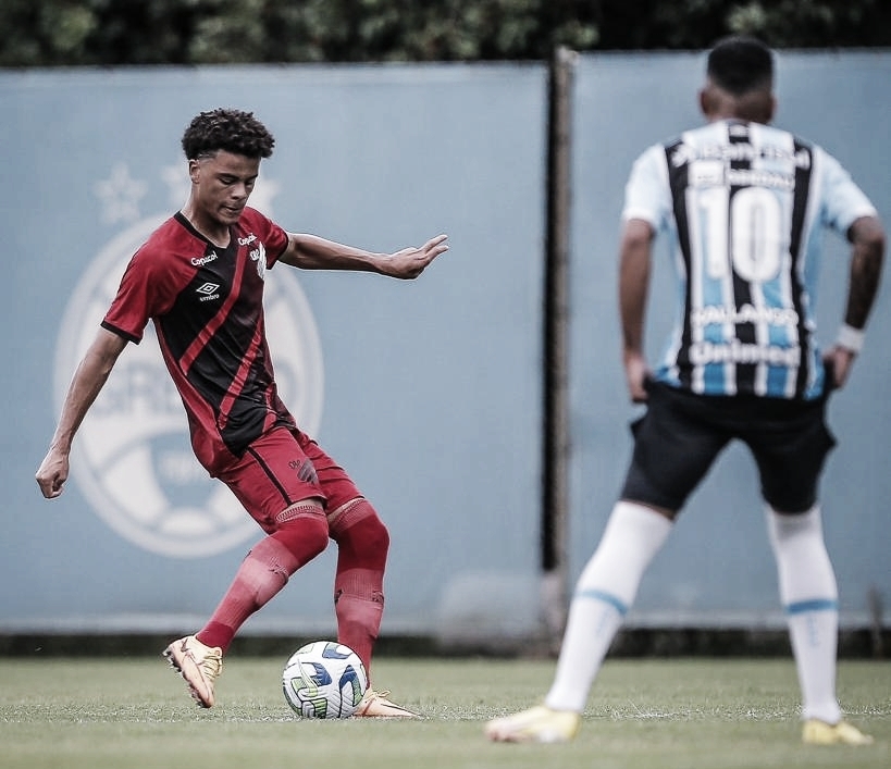 Zagueiro do Athletico Paranaense acredita em melhores resultados no Campeonato Brasileiro Sub-20: “Temos qualidade para estar entre os primeiros”