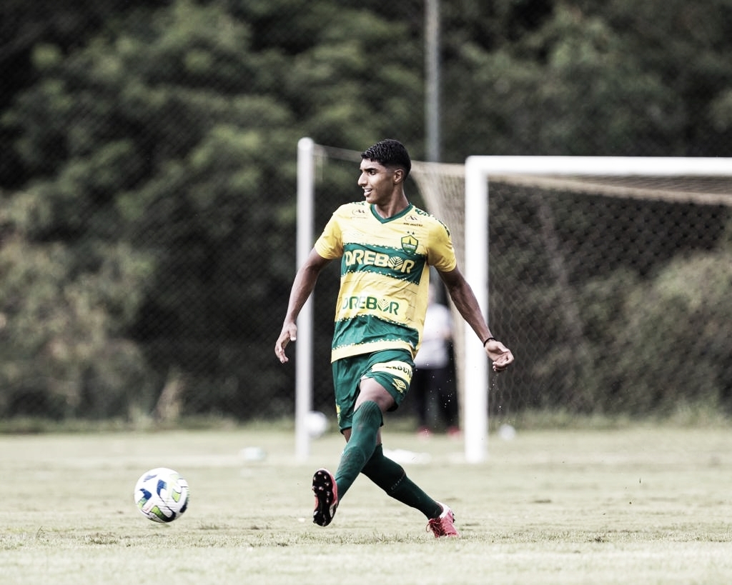 Vinicius Dorneles celebra boa postura da defesa do Cuiabá no começo do Brasileirão Sub-20