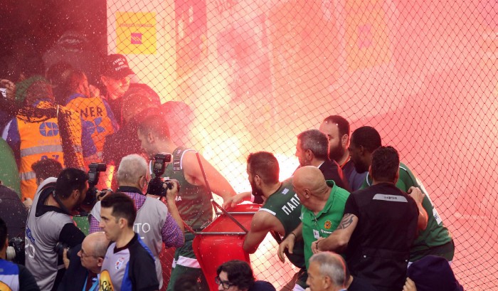 Grecia - Panathinaikos campione in casa dell'Olympiacos. La stagione termina nel caos dei "tifosi"