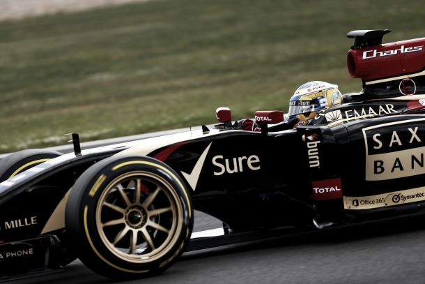 Pirelli testa com a Lotus os compostos protótipos de 18 polegadas