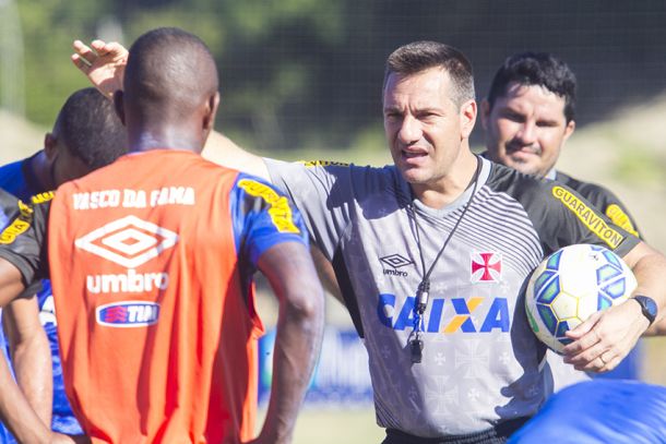 Doriva reformula time titular do Vasco para afastar crise diante do Cruzeiro