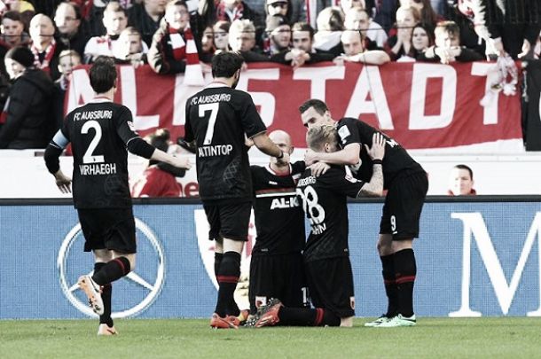 Fora de casa, Augsburg goleia Stuttgart e afunda os suábios na Bundesliga