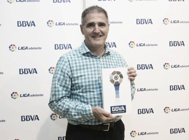 Paco Herrera recibe el premio de mejor entrenador de noviembre