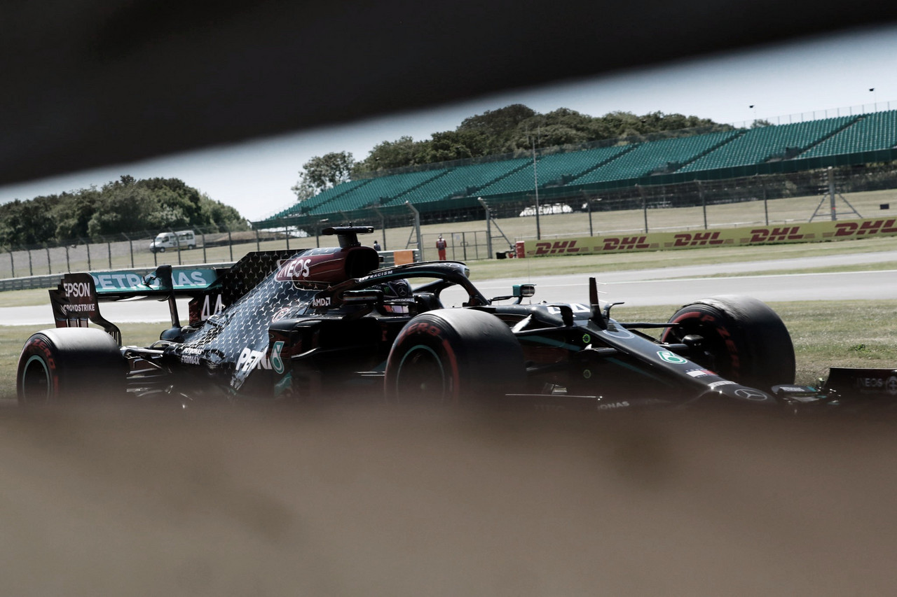 Mercedes domina os dois primeiros treinos livres; Ricciardo supreende
