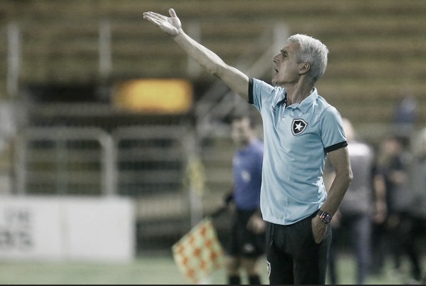 Luís Castro avalia equipe após primeira vitória no Carioca e critica mudança do clássico com Vasco