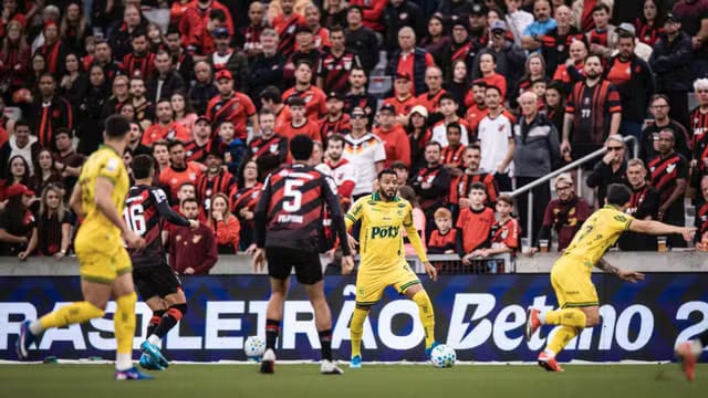 Furacão vence o Leão em noite de emoção na Arena da Baixada Furacão vence o Leão em noite de emoção na Arena da Baixada
