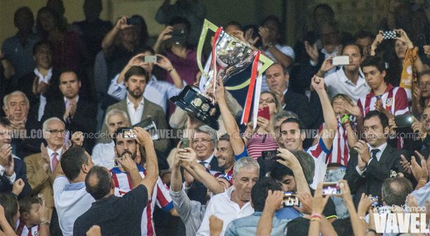 Villar entrega el trofeo de campeón de Liga al Atlético