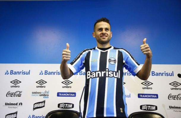 Novo camisa 13 do Grêmio, Bobô é apresentado afirmando ter condições de atuar no 'Gre-Nal'