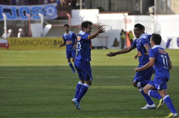 Cruzeiro atropela o Villa e fica próximo da final do Mineiro Cruzeiro atropela o Villa e fica próximo da final do Mineiro
