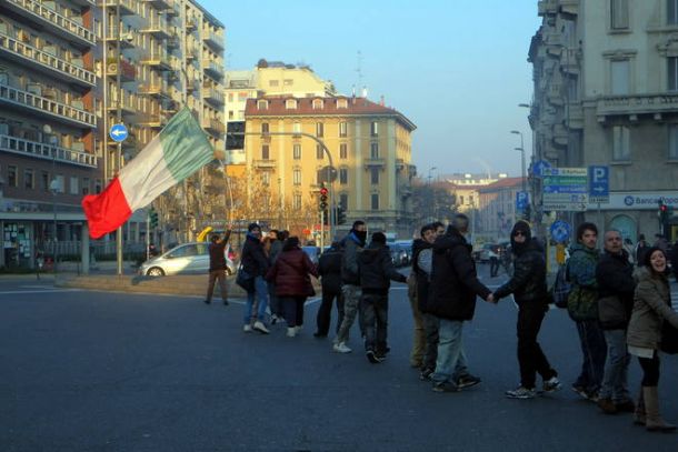 Scontri in piazzale Loreto tra ultras dell'Ajax e manifestanti dei Forconi