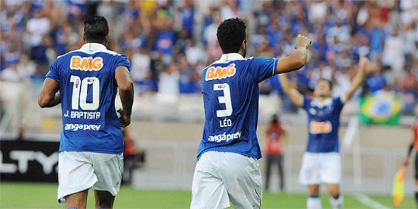 Léo marca duas vezes e Cruzeiro vence América-MG no Mineirão