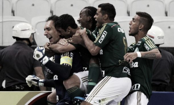 Bate no peito do seu amigo do lado e fala: "Obrigado, Palmeiras"