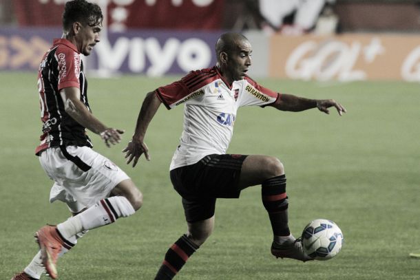 Flamengo vence Joinville e se afasta da zona de rebaixamento