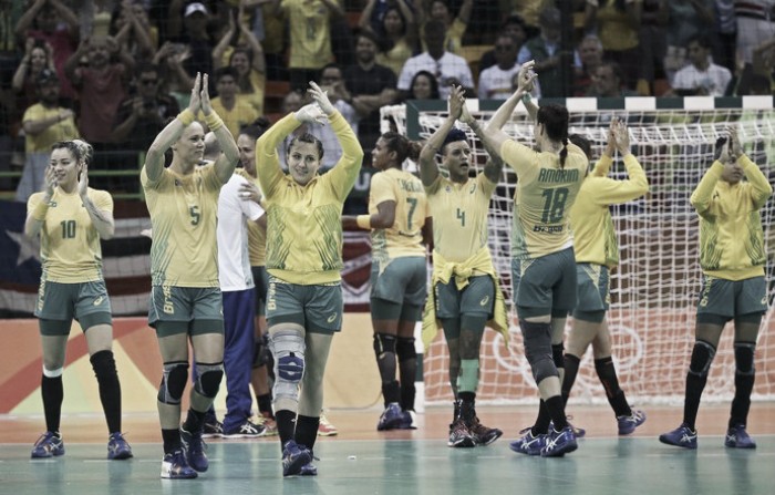 Brasil vence Montenegro e confirma classificação em primeiro lugar no handebol feminino