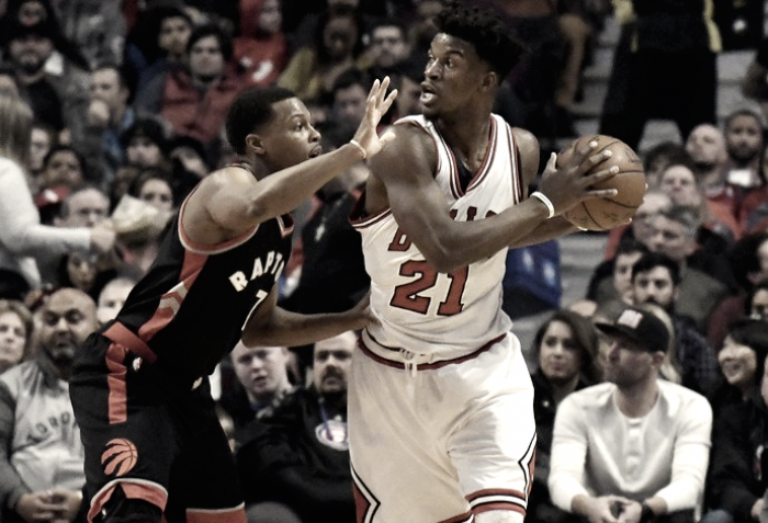 Jimmy Butler anota 40 pontos e Bulls vencem Raptors de virada na prorrogação