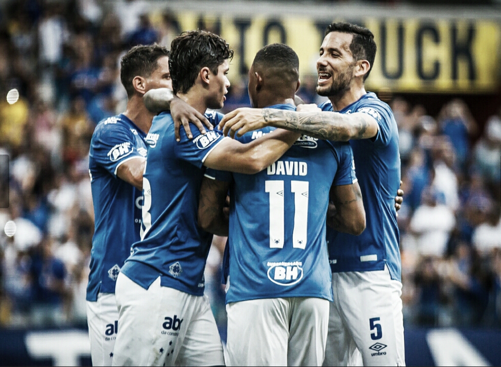 Rafael brilha, Cruzeiro vence Tombense e segue na cola do líder