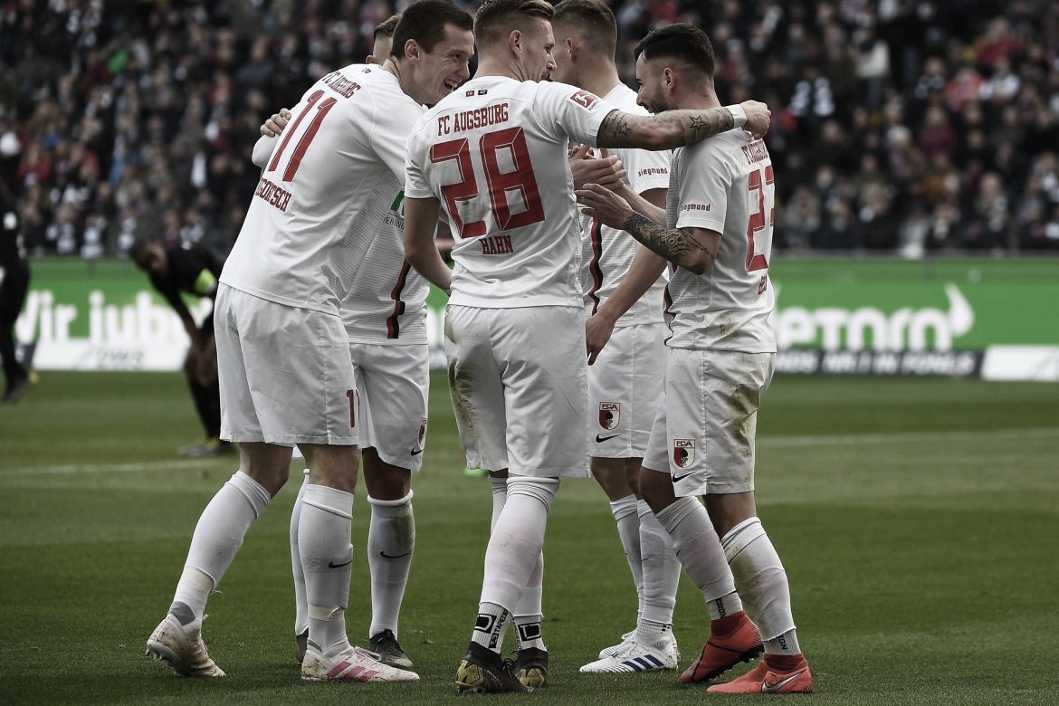 Augsburg vence Eintracht Frankfurt fora de casa e se afasta da zona de rebaixamento Augsburg vence Eintracht Frankfurt fora de casa e se afasta da zona de rebaixamento