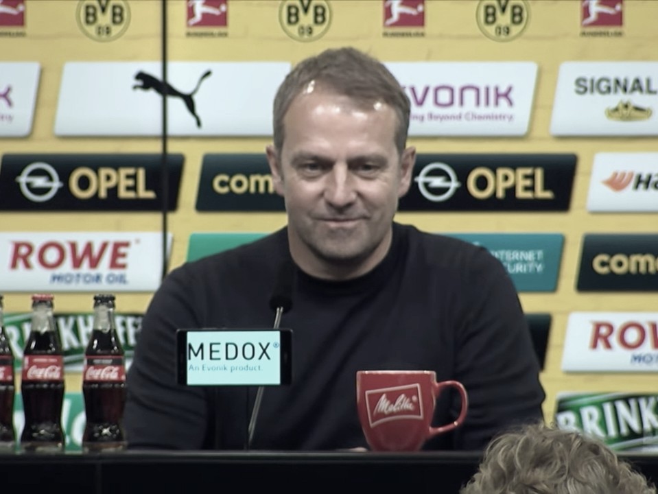 Hansi Flick comemora vantagem na liderança após vitória do Bayern no clássico: "Sensação agradável" Hansi Flick comemora vantagem na liderança após vitória do Bayern no clássico: "Sensação agradável"