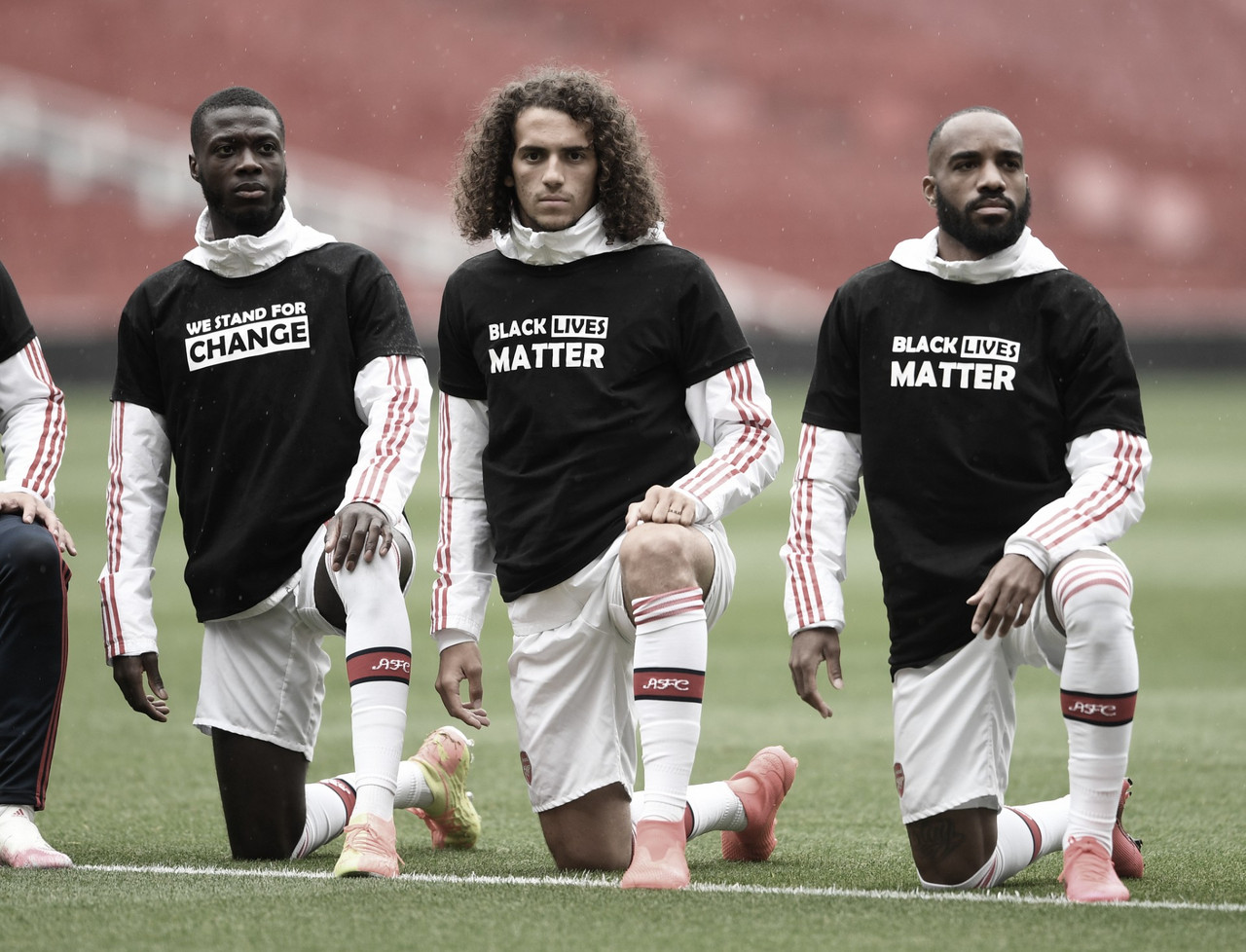 Frase 'Black Lives Matter' vai substituir nomes nas camisas dos jogadores da Premier League