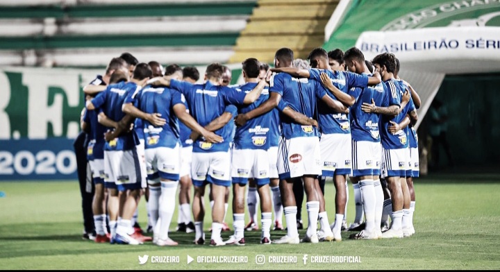 Sóbis decide e Cruzeiro desbanca líder Chapecoense fora de casa
