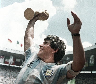 Jogadores, entidades e clubes homenageiam Diego Maradona nas redes sociais