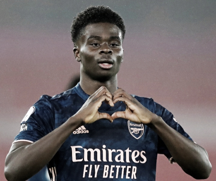 Decisivo na vitória diante do Southampton, Saka celebra chances no Arsenal Decisivo na vitória diante do Southampton, Saka celebra chances no Arsenal