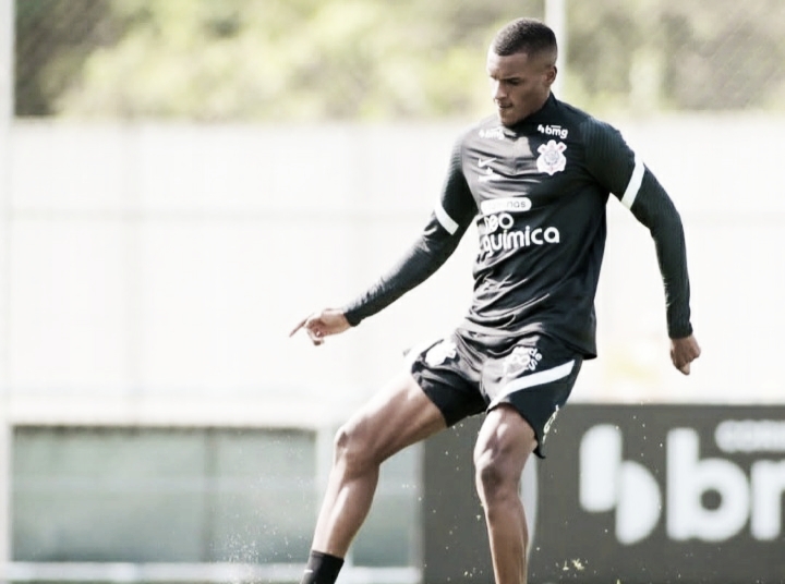 Após retorno de empréstimo, Matheus Alexandre treina no Corinthians