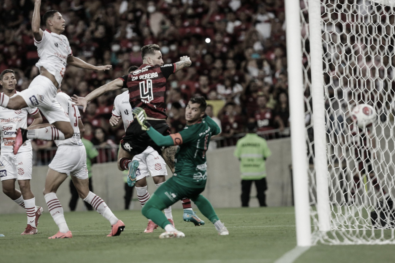 Apenas três dos sete zagueiros do atual elenco já marcaram gol pelo Flamengo
