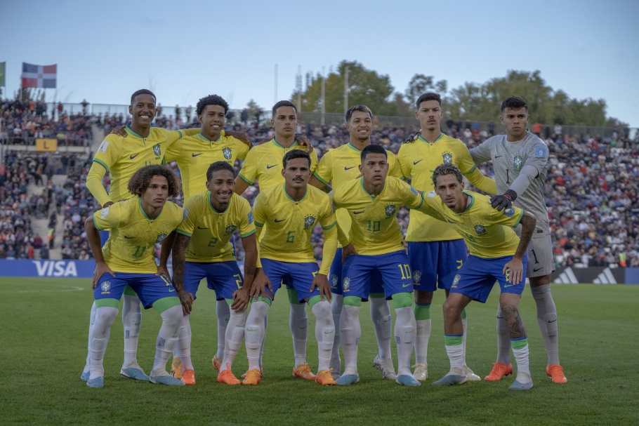 Brazil vs Dominican Republic live online: red card, Giovane goal, score,  stats and updates