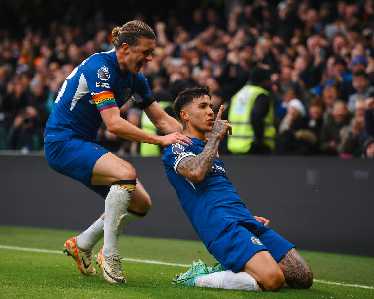Enzo lidera al Chelsea en otro partido trepidante en Stamford Bridge