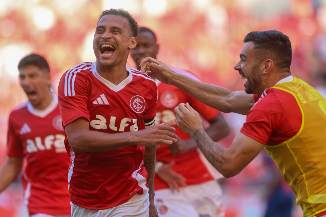Inter vence Bragantino no Beira-Rio e garante permanência na Série A do Brasileirão Inter vence Bragantino no Beira-Rio e garante permanência na Série A do Brasileirão